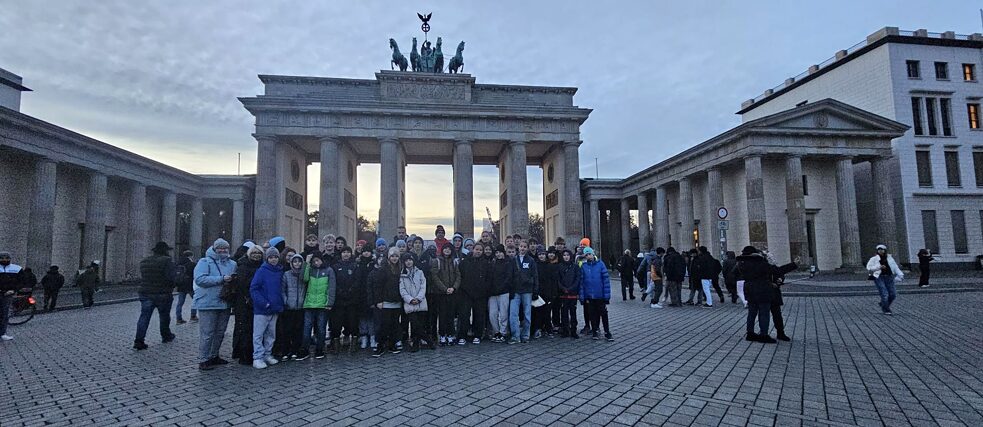 Skupina dětí a učitelů před Braniborskou bránou