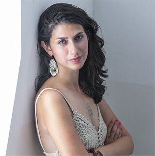 Frauenportrait: Frau mit langen schwarzen Haaren