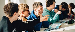 Schüler sitzen im Unterrichtsraum