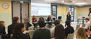 Re. am Mikrofon: Deutschlehrerin Laura Bignotti; vorne v.l.n.r.: Klaus Dorwarth (Goethe-Institut), Generalkonsulin Welter, Botschafter Dr. Lucas, Schulleiterin Marchi