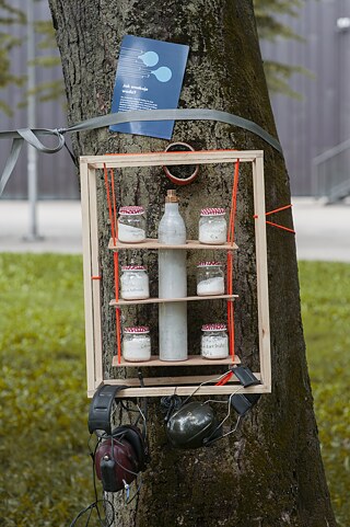 Trink das Meer, eine performative Aktion während des Studienbesuchs von Tea Andreoletti und Eero Yli-Vakkuri, 2023