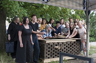 Wiedergeburt des Bodens, Bodenernte, im Vordergrund links Małgorzata Kuciewicz und Simone De Iacobis von der Gruppe Centrala, 2024