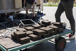 Wiedergeburt des Bodens, Workshop zur manuellen Herstellung von Stampflehmblöcken und Bau eines Erdspenders, 2024