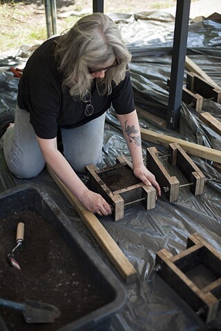 Wiedergeburt des Bodens, Workshop zur manuellen Herstellung von Stampflehmblöcken und Bau eines Erdspenders, 2024