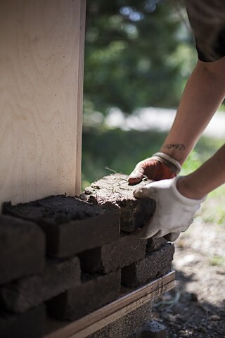 Wiedergeburt des Bodens, Workshop zur manuellen Herstellung von Stampflehmblöcken und Bau eines Erdspenders, 2024
