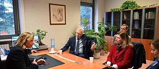 Schulleiterin Claudia Marchi (li.) im Gespräch mit Botschafter Dr. Lucas und Generalkonsulin Welter 