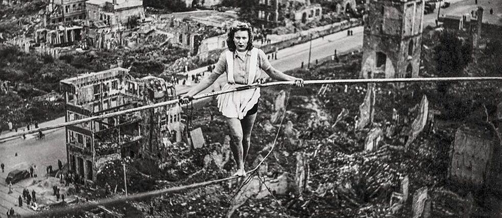 הולכת על חבל דק מעל קלן, 1946
