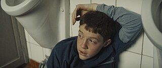 Anton Franke em “Mit der Faust in die Welt schlagen”. Estreia de Constanze Klaue na direção. 