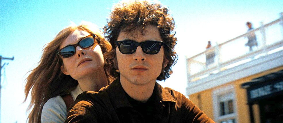 Elle Fanning y Timothée Chalamet en „A Complete Unknown“ (Like a Complete Unknown). Director James Mangold