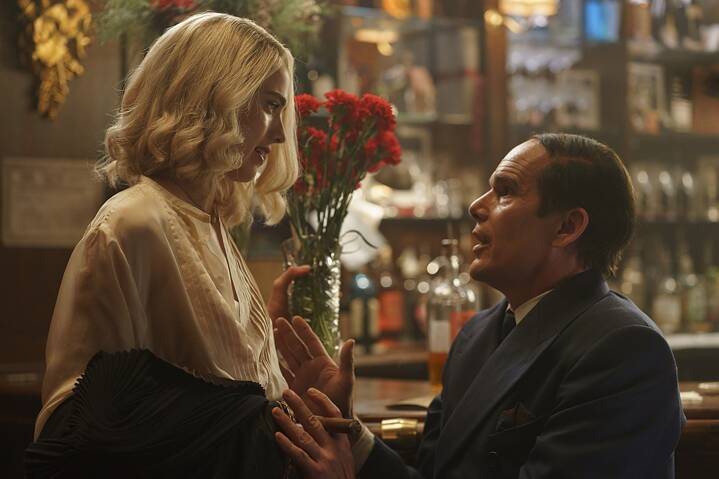 Margaret Qualley y Ethan Hawke en <i>Blue Moon</i>. Dirección: Richard Linklate