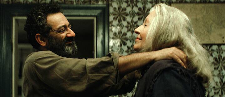 Georges Khabbaz y Hanna Schygulla en <i>Yunan</i>. Dirección: Ameer Fakher Eldi