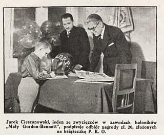 Die polnische Luftfahrtzeitschrift „Lot i Obrona Przeciwlotniczo-Gazowa“ veranstaltete 1935 anlässlich des Gordon-Bennett-Cups einen Wettbewerb für Kinder, die Luftballons mit Grußkarten in die Luft steigen ließen. Einer der Gewinner des Wettbewerbs holt seinen Preis ab. 