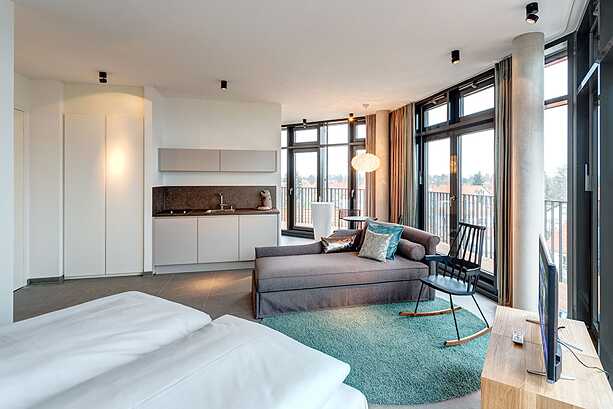 Hotel im Bunker'da modern bir oda.