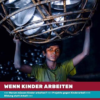 Ein Junge trägt einen Erdball mit seinen Händen über seinem Kopf.