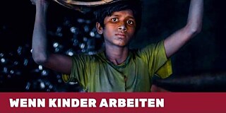 Ein Junge trägt einen Erdball mit seinen Händen über seinem Kopf.