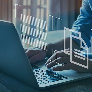 Ein Mann arbeitet an einem Laptop.