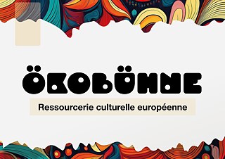 Auf dem Bild steht mittig in schwarzer Schrift "Ökobühne. Ressourcerie culturelle européenne". Am oberen und unteren Bildrand ist außerdem ein farbiges Muster zu sehen. 