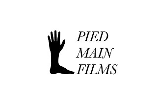 Auf dem Bild ist das Logo von Pied Main Films zu sehen: die schwarze Form einer flachen Hand, welche in einen Fuß übergeht. Daneben steht ebenfalls in schwarzen Buchstaben Pied Main Films.
