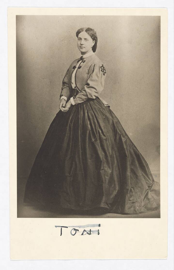 Fotopostkarte in schwarz-weiß von Elisabeth Maria Amalia Hippolita Mann. Tante von Thomas Mann, Vorbild für Toni Buddenbrook. Jugendbild, Ganzaufnahme, Halbprofil nach links.