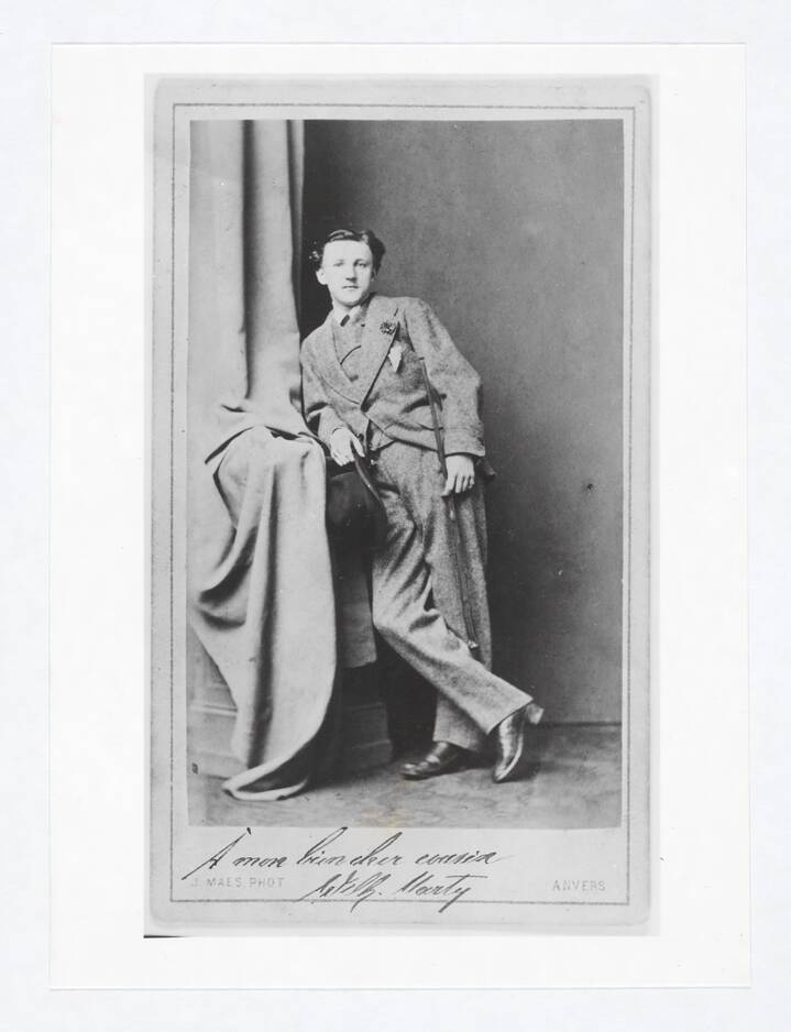 Friedrich Wilhelm Leberecht Mann, Onkel von Thomas Mann, Vorbild für Christian Buddenbrook. Jugendbild, Ganzaufnahme, frontal.  (Mit Reproduktion einer handschriftlichen Widmung).