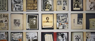 Szene aus dem Film „Riefenstahl“. Mehrere Fotos von Riefenstahl sind nebeneinander angeordnet und gut sichtbar.