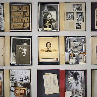 Szene aus dem Film „Riefenstahl“. Mehrere Fotos von Riefenstahl sind nebeneinander angeordnet und gut sichtbar.