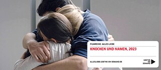 Szene aus dem Film „Knochen und Namen“: drei Personen stehen eng beieinander und umarmen sich