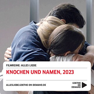 Szene aus dem Film „Knochen und Namen“: drei Personen stehen eng beieinander und umarmen sich