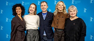 Seu filme “Drømmer” (Dreams) ganhou o Urso de Ouro. O diretor Dag Johan Haugerud e as atrizes Selome Emnetu, Ella Øverbye, Ane Dahl Torp e Anne Marit Jacobsen 