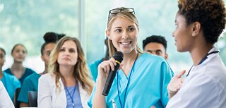 Frau in der Medizin hält eine Rede