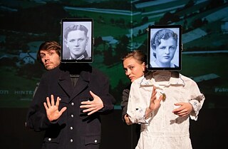 Zwei Menschen präsentieren eine Performance mit Ipads neben ihren Gesichtern