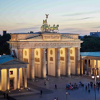 Brandenburger Tor Berlin erleuchtet in der Dämmerung 
