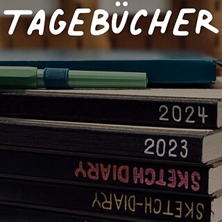 Ein Stapel Notizbücher mit Stiften oben drauf