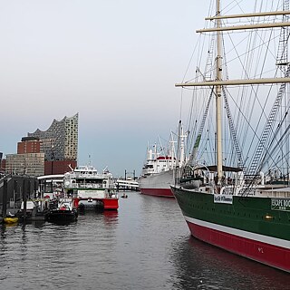 Elbphilharmonie Hamburg und Hamburger Hafen mit Schiffen