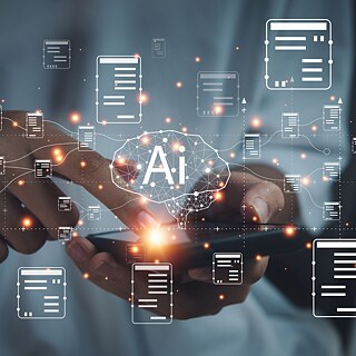 Sümboolne pilt tehisintellektist: käsi puudutab sõrmega nutitelefoni, esiplaanile ilmuvad erinevad sümboolsed sõnumid. Keskel on aju kujutis, millel on kiri „AI“, mis tähistab tehisintellekti.