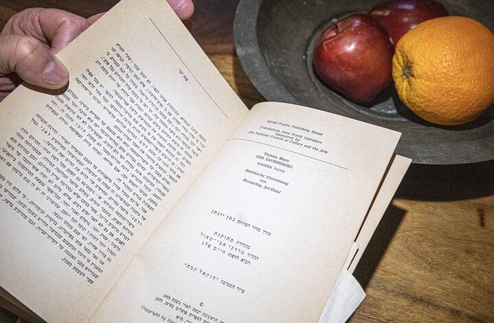 Aufgeschlagenes Buch in hebräischer Sprache