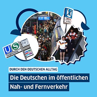 Verschiedene Fotos auf blauem Hintergrund. Bild 1:  Vintage Bild von Rolltreppenfahrt. Bild 2:  Bahnsteig mit vielen Menschen aus der Vogelperspektive. Bild 3: ein Ubahnschild, bei dem das U durchgestrichen ist. Bild 4: ein Schild mit einem Ubahn und mehreren Sbahnzeichen und der Ortsangabe "Jungfernstieg" |  Text auf Bild: Durch den deutschen Alltag: Die Deutschen im öffentlichen Nah- und Fernverkehr;