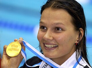 Franziska van Almsick freut sich über ihre Goldmedaille über 200 m Freistil bei den Schwimm-Europameisterschaften 2002 in Berlin