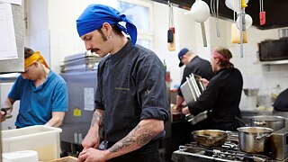 Mann arbeitet in einer Küche