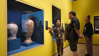  Eine Führung unter der Leitung von Macollin bin Ginda, der Institutsleiterin Anna Veigel und dem Borneo-Perantis-Forscher Christopher Higgs besuchte das Borneo Cultures Museum in Kuching.