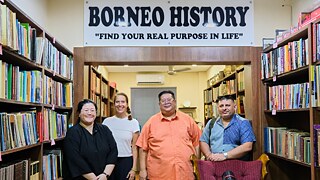 Institutsleiterin Anna Veigel posiert mit unseren Forschern Shari Jeffri, Shadelina Shari und Avtar Singh in der neu eingerichteten Borneo History Resources in Kota Kinabalu.