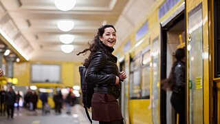 Junge Frau auf einem U-Bahnhof