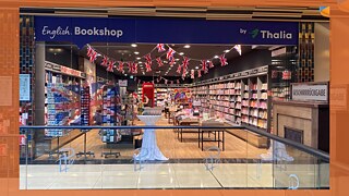 Фото витрини книгарні англомовних книг мережі Thalia в Берліні