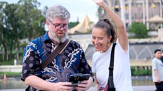 Der Forscher Christopher Higgs zeigt während eines Spaziergangs mit Institutsleiterin Anna Veigel an der Kuching Waterfront atemberaubende Luftaufnahmen der Stadt Kuching aus seiner Drohne, die die Veränderungen der Stadt im Laufe der Zeit zeigen.