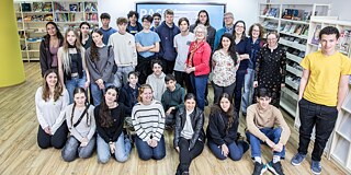  Schüler und Schülerinnen der Ironi Alef Schule in Tel Aviv und der Hugim Schule in Haifa. Liora Allali (Israelisches Erziehungsministerium und Deutschlehrerin am Ironi Alef Gymnasium), Yvonne Both (Deutschlehrerin am Hugim Gymnasium), Anita Malka, Marie  Meirom, Shulamit Mishel, Sivan Levy und Dr. Markus Goessl (Goethe-Instititut Israel)