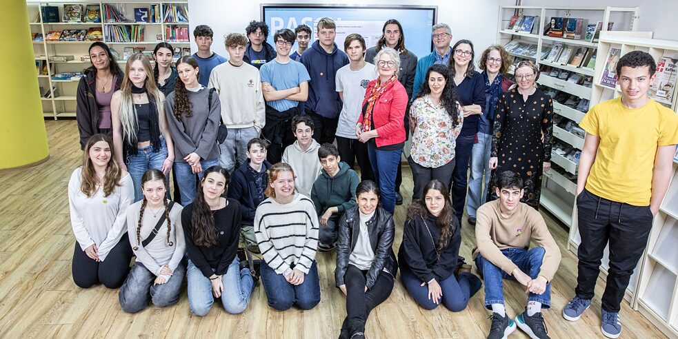  Schüler und Schülerinnen der Ironi Alef Schule in Tel Aviv und der Hugim Schule in Haifa. Liora Allali (Israelisches Erziehungsministerium und Deutschlehrerin am Ironi Alef Gymnasium), Yvonne Both (Deutschlehrerin am Hugim Gymnasium), Anita Malka, Marie  Meirom, Shulamit Mishel, Sivan Levy und Dr. Markus Goessl (Goethe-Instititut Israel)