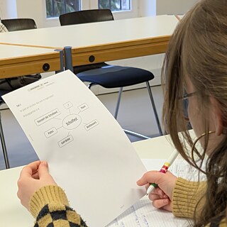 Ein Mädchen schreibt eine Deutschübung.