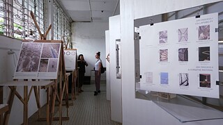 Institutsdirektorin Anna Veigel besucht Wendy Teo in ihrer von ihr mitkuratierten Ausstellung The Collaboration Ground bei Think & Tink in Kuching.