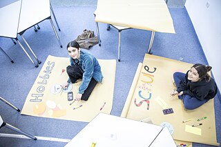 Schülerinnen bereiten ein Präsentation vor für den PASCH-Wettbewerb