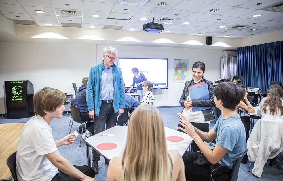 Liora Allali,  Instruktorin für die deutsche Sprache am israelischen Erziehungsministerium und Deutschlehrerin am Ironi Alef Gymnasium Tel Aviv,  und Dr. Markus Goessl, Beauftragter für Sprachkurskoordination am Goethe-Institut Israel